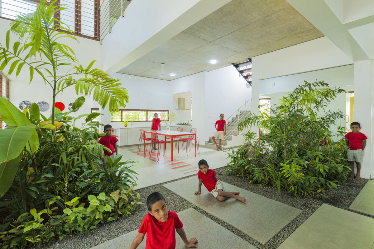 Красивый биофильный дом с открытой концепцией жизни