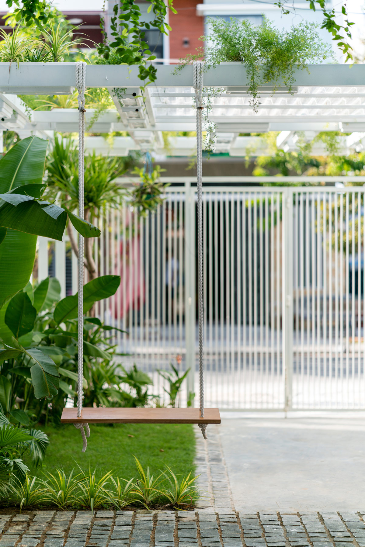 1675533659 71 dom vo vetname s rasslablyayuschimi prirodnymi prostranstvami i krytym prudom