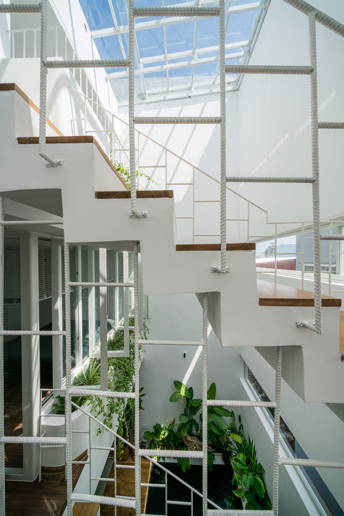 1675533660 237 dom vo vetname s rasslablyayuschimi prirodnymi prostranstvami i krytym prudom