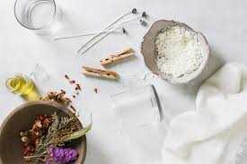 Добавление цветных блоков и сухих цветов в самодельные свечи