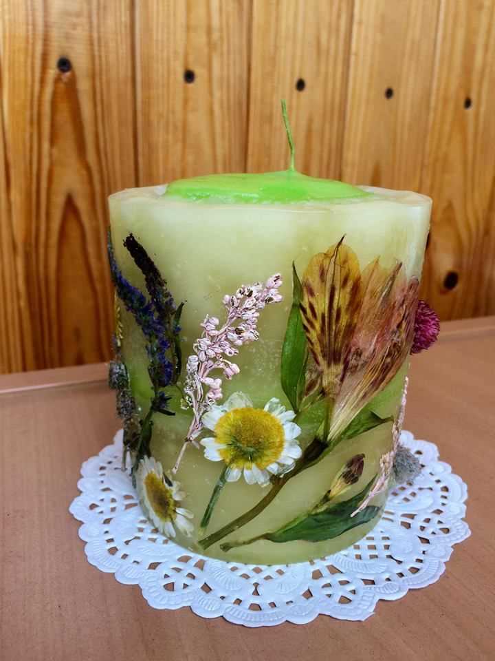 Как украсить свечи цветными блоками и сухоцветами