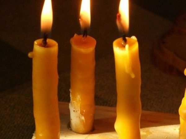 Воспользуйтесь старым воском для изготовления красивых свечей