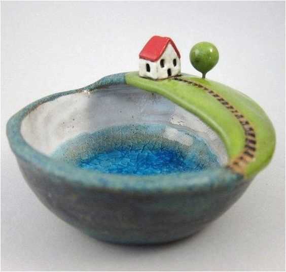 1. Украшенные тарелки и чашки