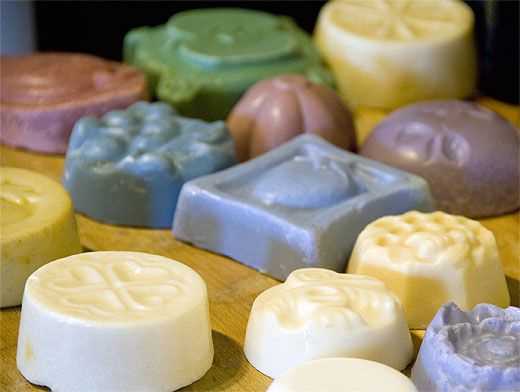 Разнообразие ингредиентов и ароматов для домашнего мыла